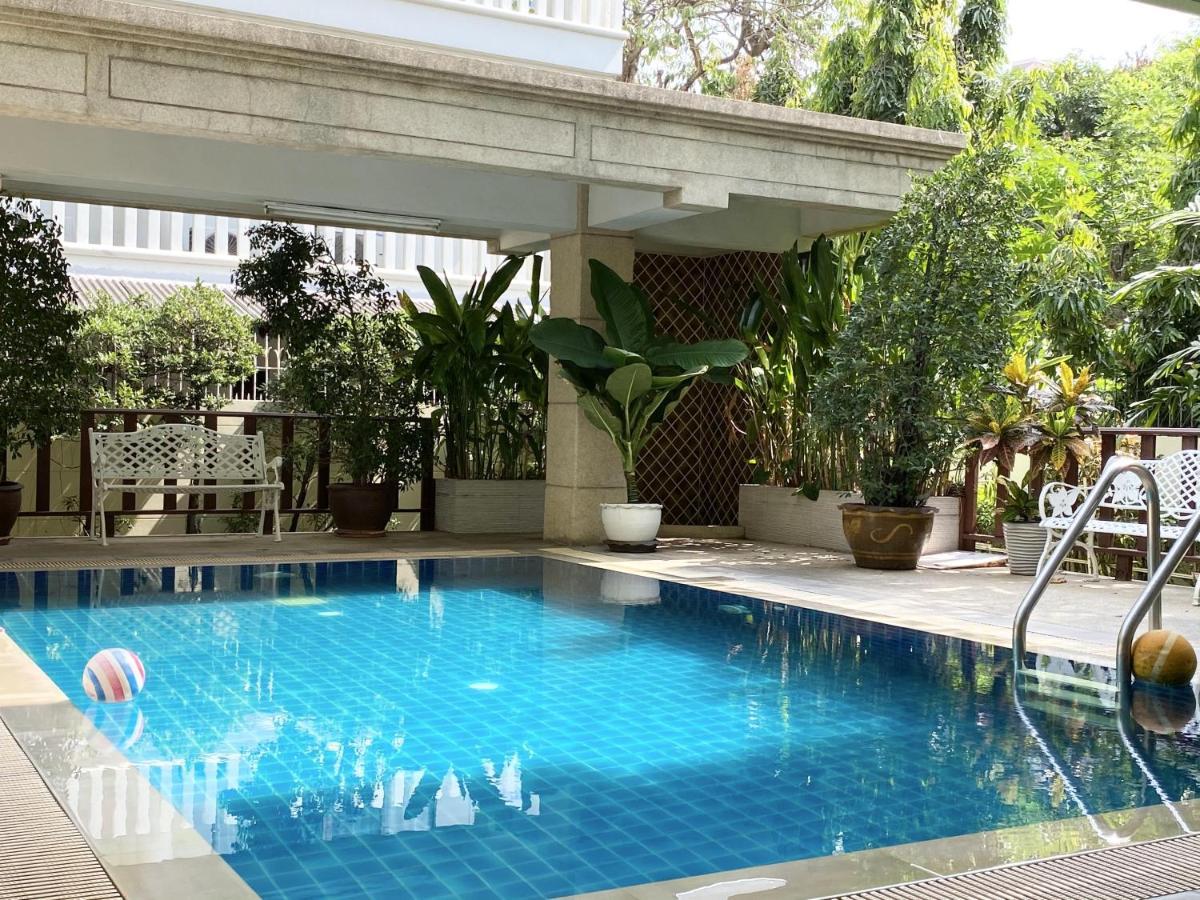 14 Place Sukhumvit Suites Banguecoque Exterior foto