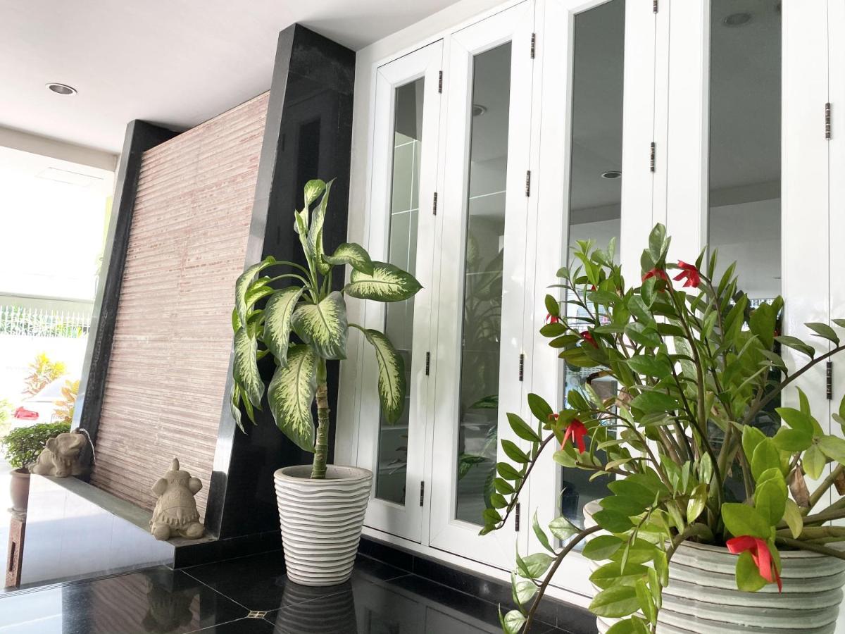 14 Place Sukhumvit Suites Banguecoque Exterior foto