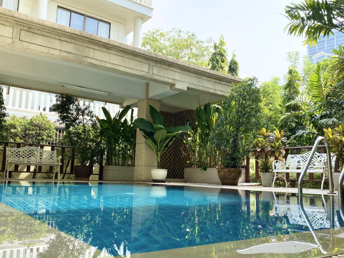 14 Place Sukhumvit Suites Banguecoque Exterior foto