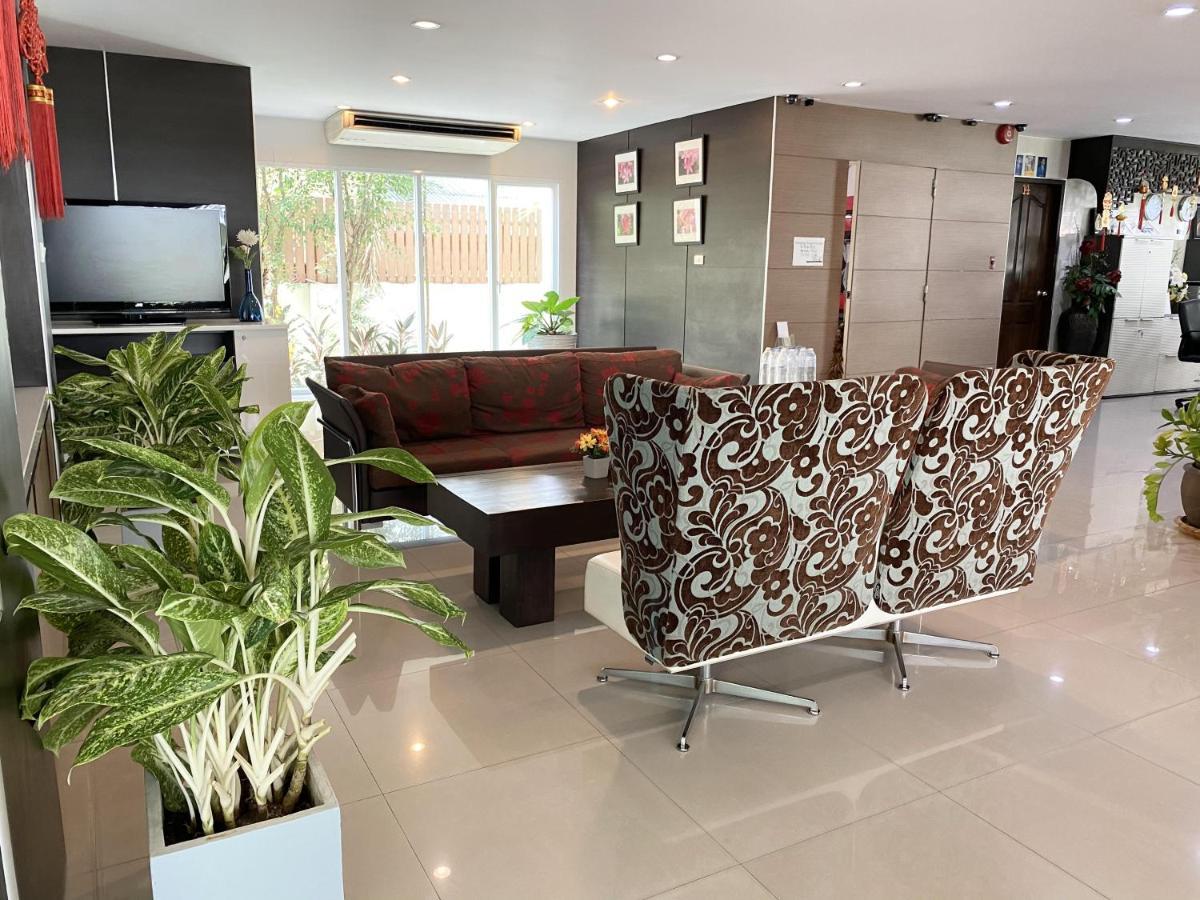 14 Place Sukhumvit Suites Banguecoque Exterior foto