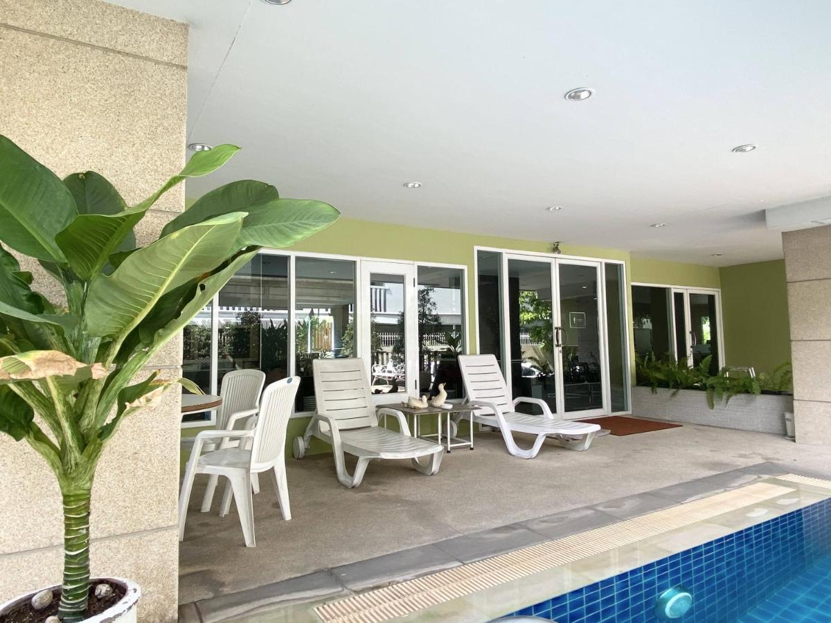 14 Place Sukhumvit Suites Banguecoque Exterior foto