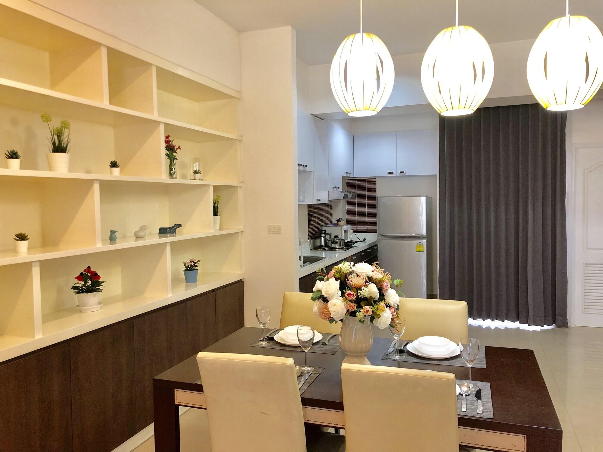 14 Place Sukhumvit Suites Banguecoque Exterior foto