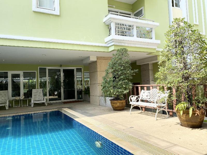 14 Place Sukhumvit Suites Banguecoque Exterior foto
