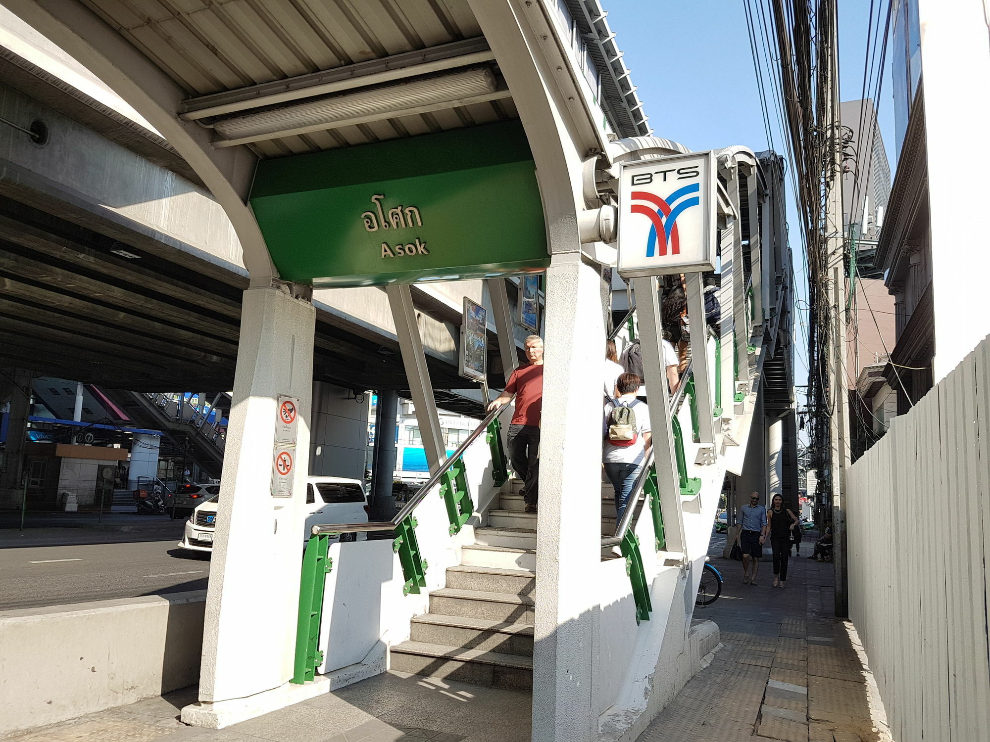 14 Place Sukhumvit Suites Banguecoque Exterior foto