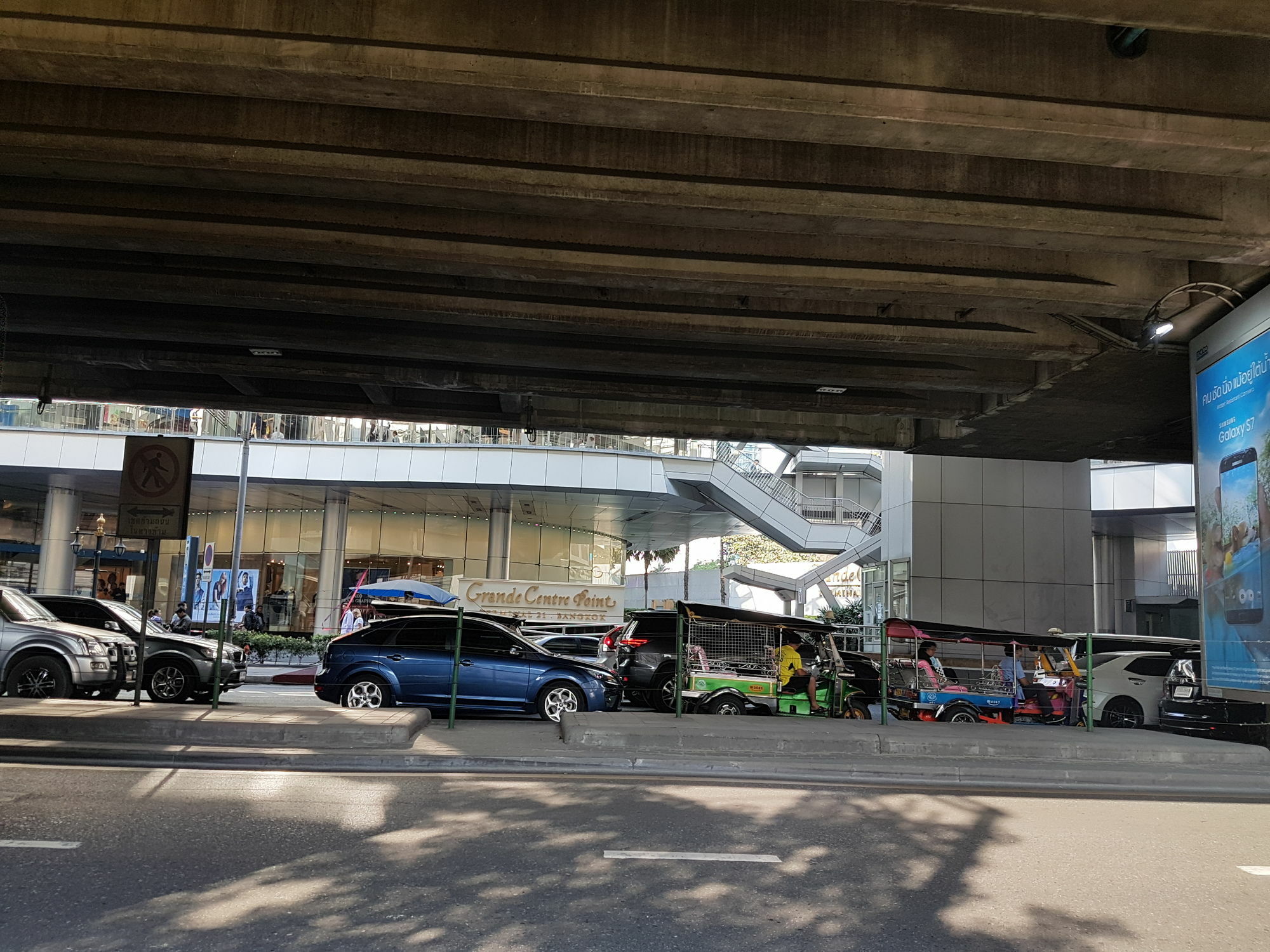 14 Place Sukhumvit Suites Banguecoque Exterior foto