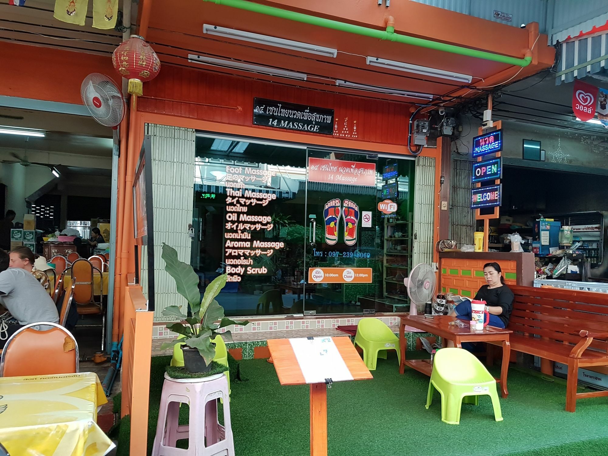 14 Place Sukhumvit Suites Banguecoque Exterior foto