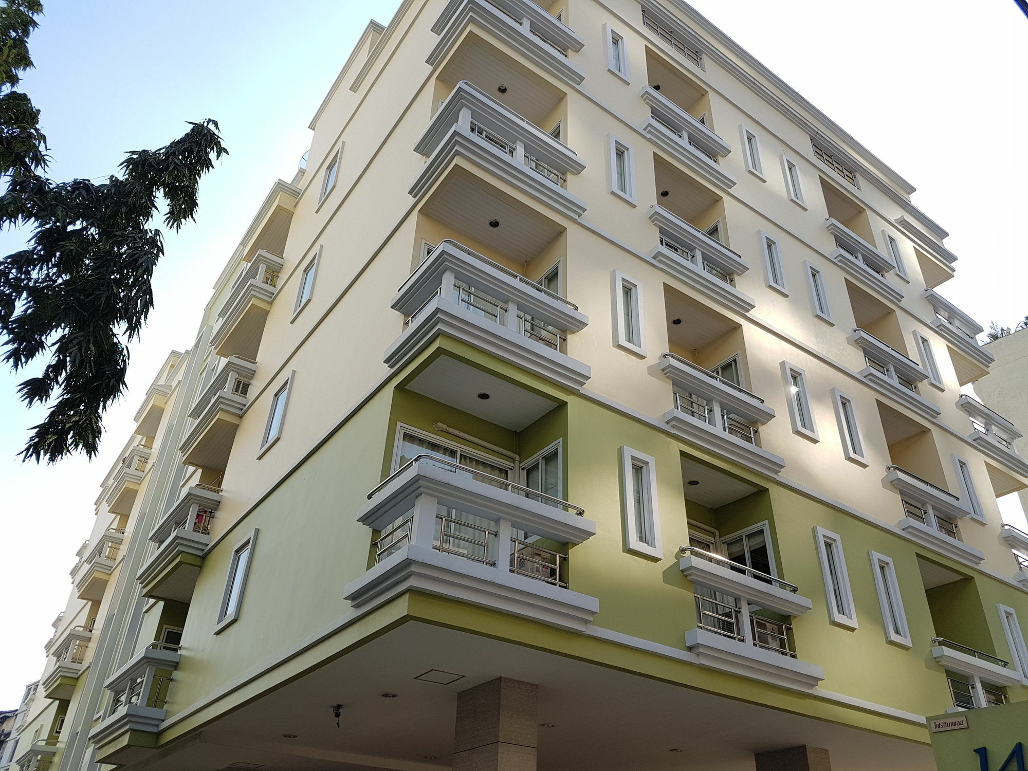 14 Place Sukhumvit Suites Banguecoque Exterior foto