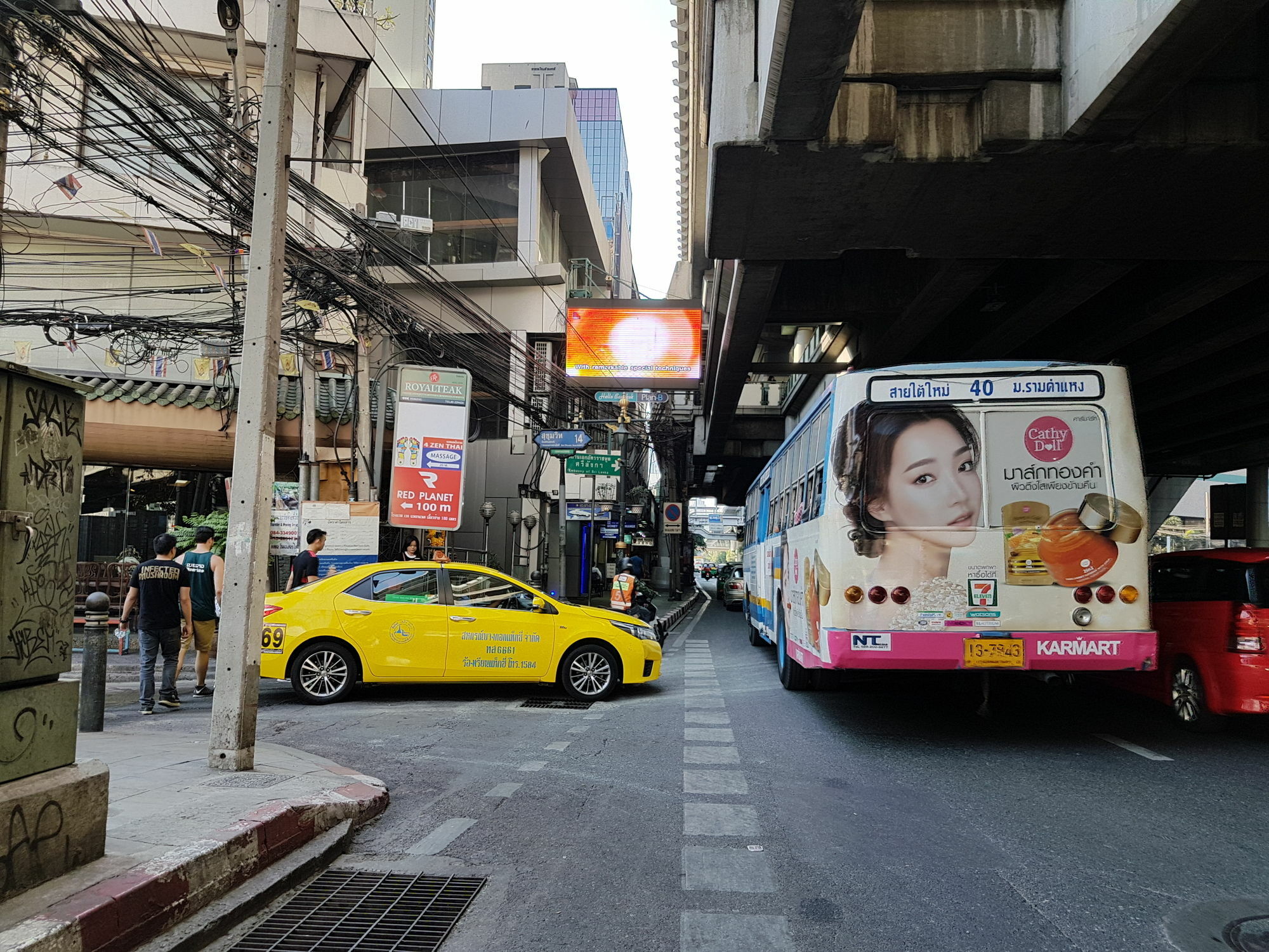 14 Place Sukhumvit Suites Banguecoque Exterior foto