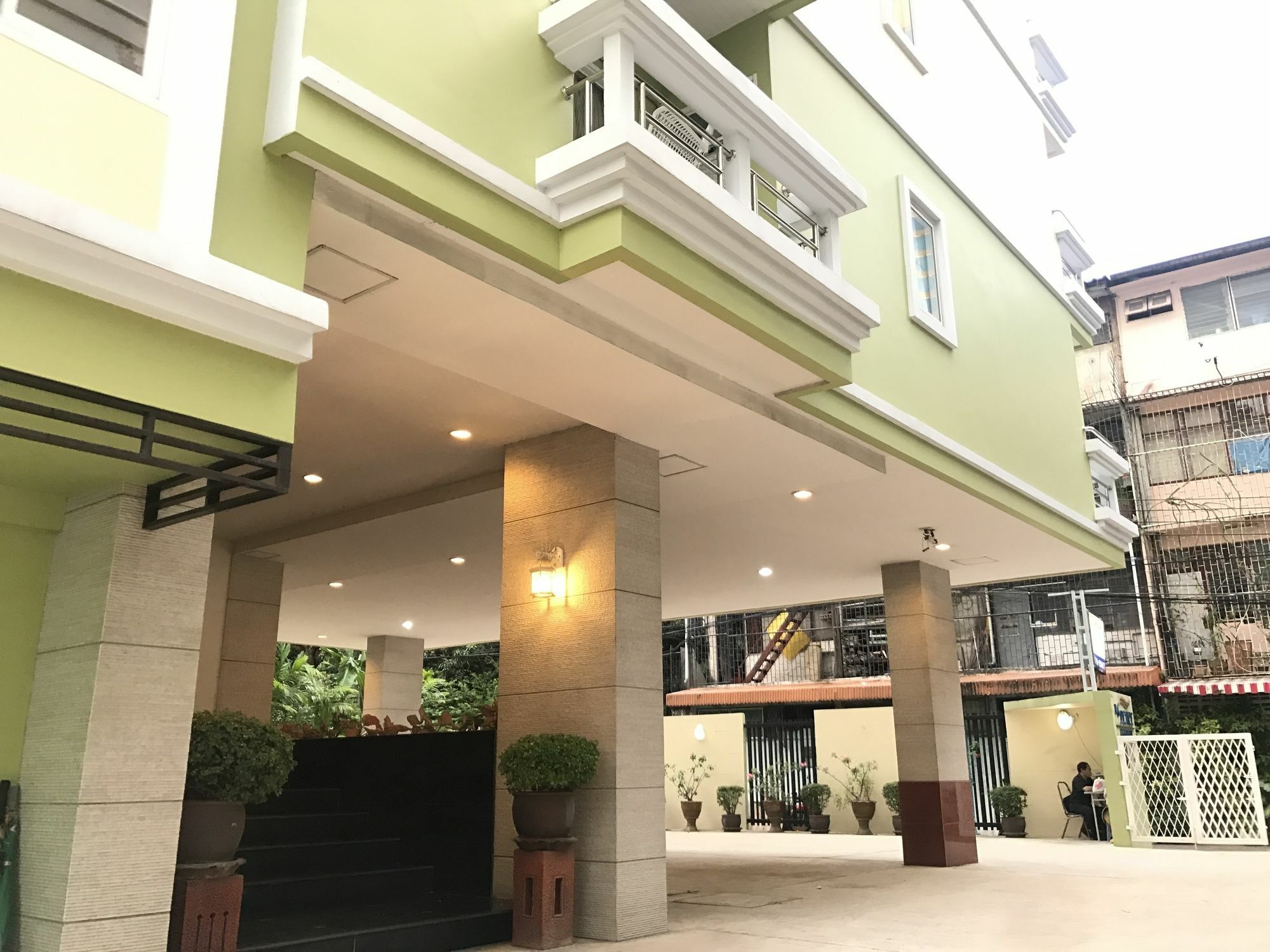 14 Place Sukhumvit Suites Banguecoque Exterior foto